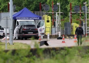 France: après l’attaque sanglante d’un fourgon pénitentiaire, les enquêteurs pistent les fugitifs