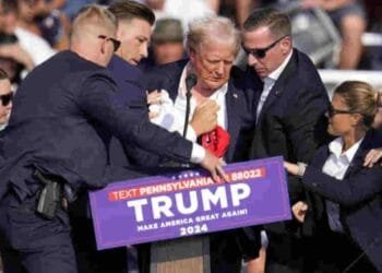 En plein meeting, Donald TRUMP échappe à une tentative d’assassinat en direct