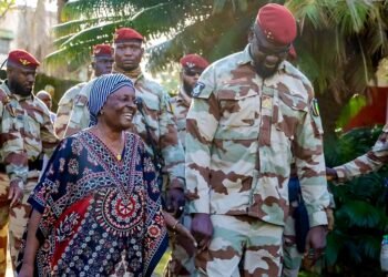 Visite de DOUMBOUYA chez Aïcha BAH : un geste symbolique au cœur des tensions de la transition guinéenne