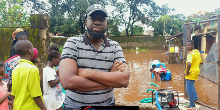 Fodé Baba CAMARA, habitant du secteur Bah Sarah, quartier Bantounka II, commune de Lambayï, se tenant devant sa concession, inondée/Samedi, 24 août 2024 - Photo : Saa Joseph KADOUNO - guineepanorama.com