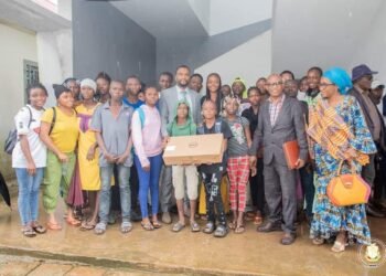 Remise de dons aux victimes de l’incendie du dépôt de Kaloum : une solidarité internationale pour l’éducation en Guinée