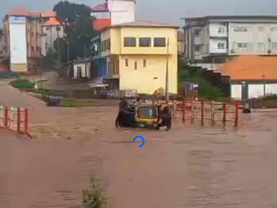 Des usagers tentant de forcer le passage sur le pont de Fossidet (Sonfonia), submergé par l’eau/Samedi, 24 août 2024 - Capture d'écran effectué sur la page facebook de guineematin par Saa Joseph KADOUNO à 11h15