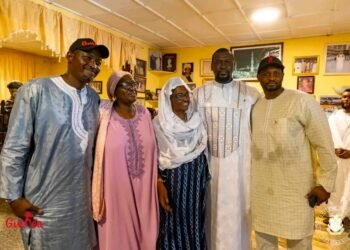 Le président Mamadi DOUMBOUYA effectue la grande prière du vendredi à la mosquée Fayçal et rend visite à la pionnière Hadja Mariama Sow : un élan de souveraineté et d’unité nationale