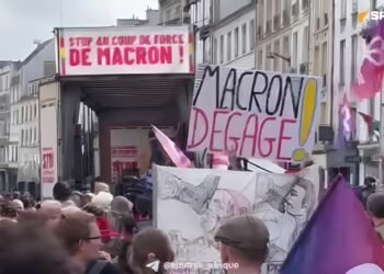 « La démocratie est littéralement piétinée par des hommes politiques français »