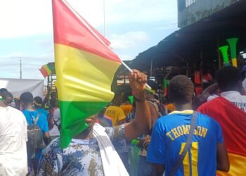 Conakry aux couleurs du drapeau national : la ferveur patriotique enflamme les rues