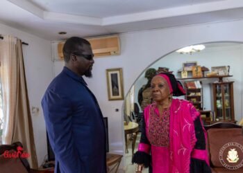 Hommage aux pionnières : le Général Mamadi Doumbouya rend une visite de courtoisie à Hadja Mariama Aribot