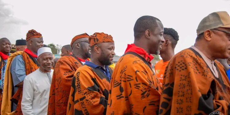 Alhouseyni Makanera KAKÉ (en boubou blanc) au milieu d’une délégation ministérielle à N’Zérékoré/Samedi, 16 novembre 2024 - Photo : Présidence de la République de Guinée