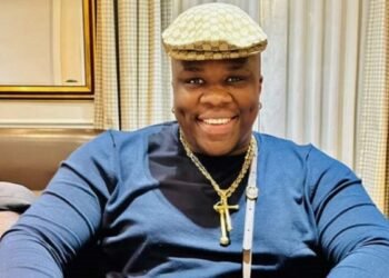 Abidjan : le Vlogueur ivoirien Apoutchou en détention pour exhibition de billets de banques sur Internet