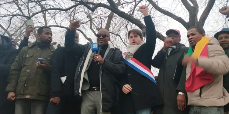 Aurélien SAINTOUL, député de La France Insoumise levant le poing au milieu de manifestants/Manifestation des Forces vives de Guinée/Parc de la Villette, Paris, France/Samedi, 28 décembre 2024 - Photo : FNDC