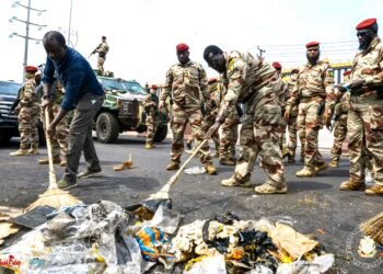 Mamadi DOUMBOUYA en action à Madina : coups de balai et pilotage de bulldozer