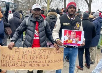 Manifestation des Forces vives de Guinée à Paris : « Doumbouya, assassin », ont scandé des manifestants