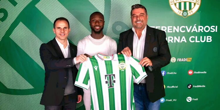 Naby KÉÏTA, capitaine du Syli national de Guinée (au milieu) lors de l’officialisation de son prêt à avec Ferencváros - Photo : Ferencváros Torna Club