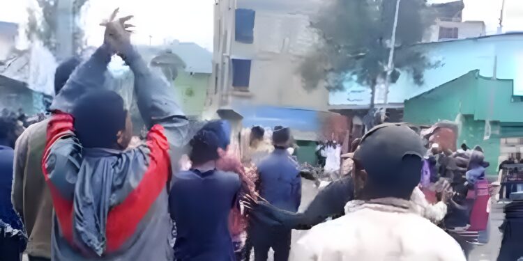 Des citoyens dans les rues de Goma acclamant des militaires de l'armée congolaise après la reprise de la ville de Goma au main du M23/Lundi, 27 janvier 2025 - Capture d'écran