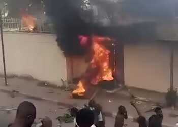 Tensions à Kinshasa : des manifestants ciblent les ambassades suite à l’agression du M23