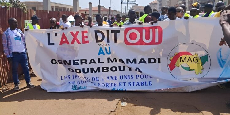 Des jeunes de l'Axe tenant une banderole lors d'une mobilisation en soutien au président de la transition, Mamadi DOUMBOUYA/Cosa, lundi 27 janvier 2024 - Photo : guineematin