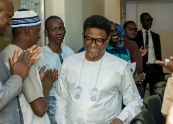 𝐋𝐄 𝐌𝐈𝐍𝐈𝐒𝐓𝐑𝐄 𝐀𝐋𝐏𝐇𝐀 𝐁𝐀𝐂𝐀𝐑 𝐁𝐀𝐑𝐑𝐘 𝐃É𝐃𝐈𝐄 𝐒𝐀 𝐃𝐈𝐒𝐓𝐈𝐍𝐂𝐓𝐈𝐎𝐍 𝐀𝐔𝐗 𝐓𝐑𝐀𝐕𝐀𝐈𝐋𝐋𝐄𝐔𝐑𝐒 𝐃𝐔 𝐌𝐄𝐒𝐑𝐒𝐈