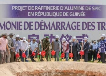 Raffinerie d’alumine : Le Président du Comité Stratégique de l’Accord-Cadre Sino-Guinéen Djiba DIAKITÉ préside le démarrage effectif des travaux de construction de la raffinerie d’alumine de SPIC dans la préfecture de Boffa